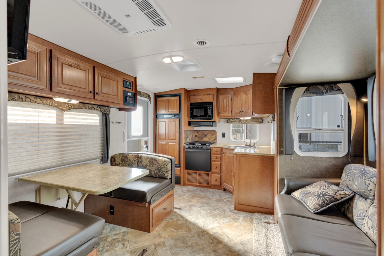 2016 ARCTIC FOX 25W FOUR SEASON TRAVEL TRAILER