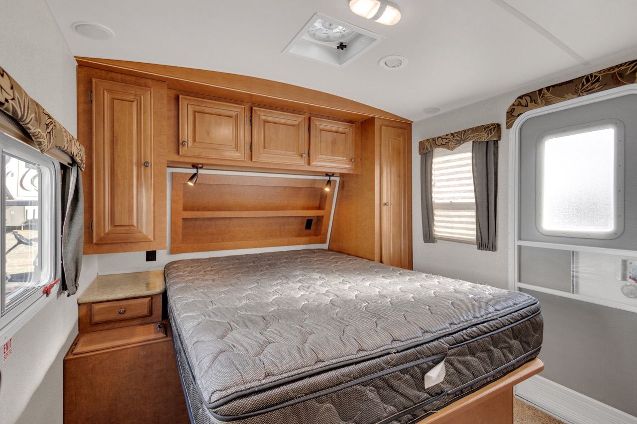 2016 ARCTIC FOX 25W FOUR SEASON TRAVEL TRAILER