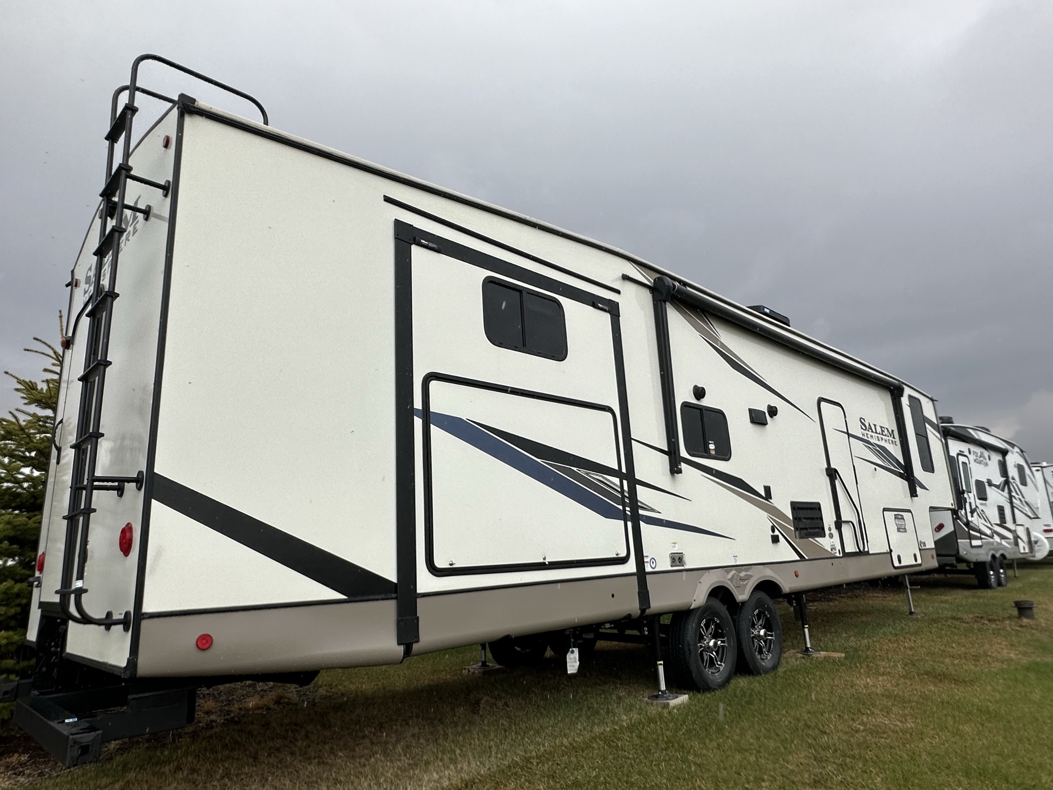 2022 Salem Hemisphere 356QB Fifth Wheel