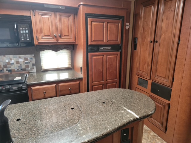 2016 ARCTIC FOX 28F FOUR SEASON TRAVEL TRAILER