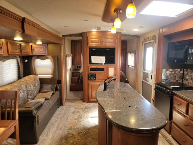 2016 ARCTIC FOX 28F FOUR SEASON TRAVEL TRAILER