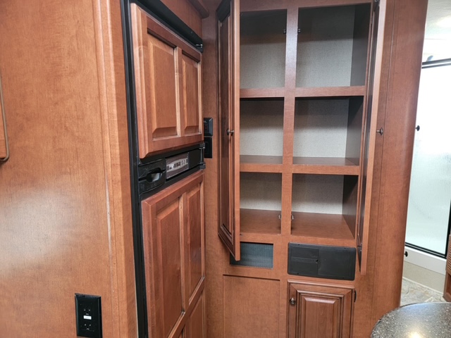 2016 ARCTIC FOX 28F FOUR SEASON TRAVEL TRAILER