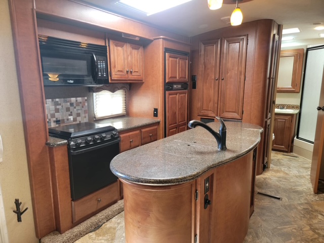 2016 ARCTIC FOX 28F FOUR SEASON TRAVEL TRAILER