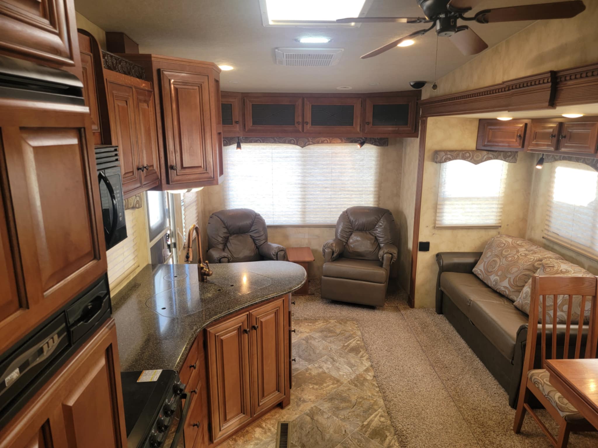 2015 ARCTIC FOX 29-5T FOUR SEASON FIFTH WHEEL