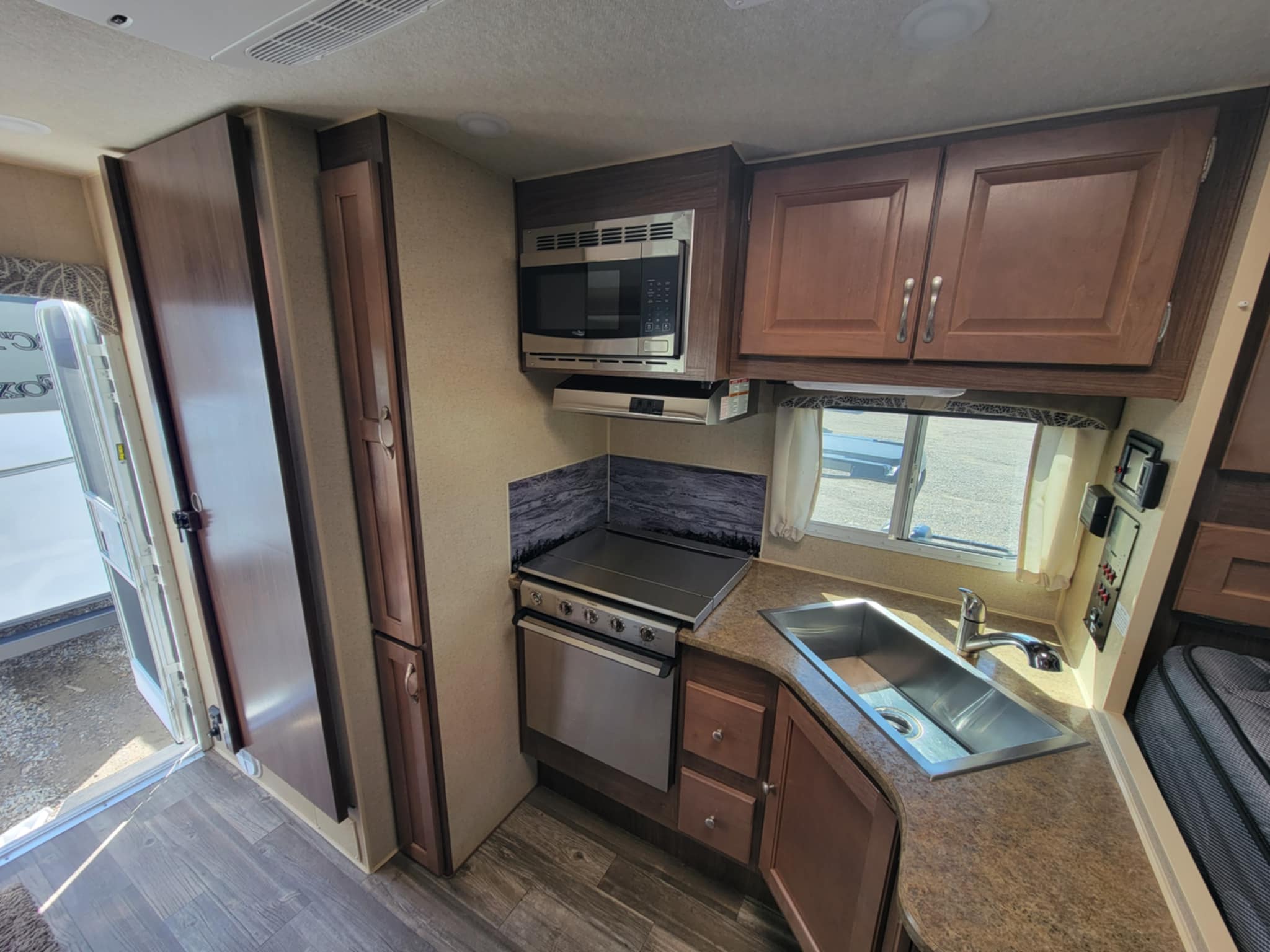 2019 ARCTIC FOX 8-11 TRUCK CAMPER SHORT BOX