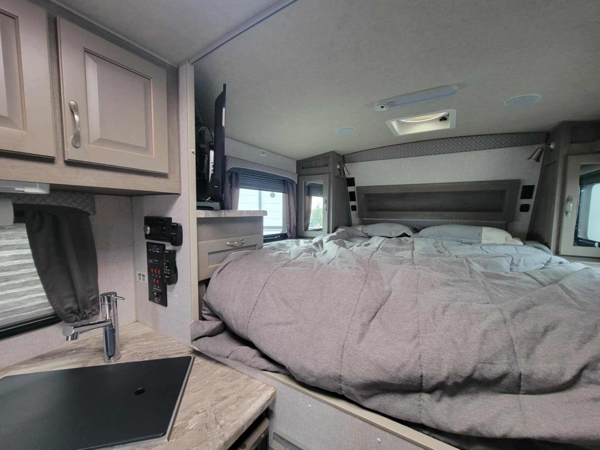 2024 ARCTIC FOX 1150 LONG BOX FOUR SEASON TRUCK CAMPER