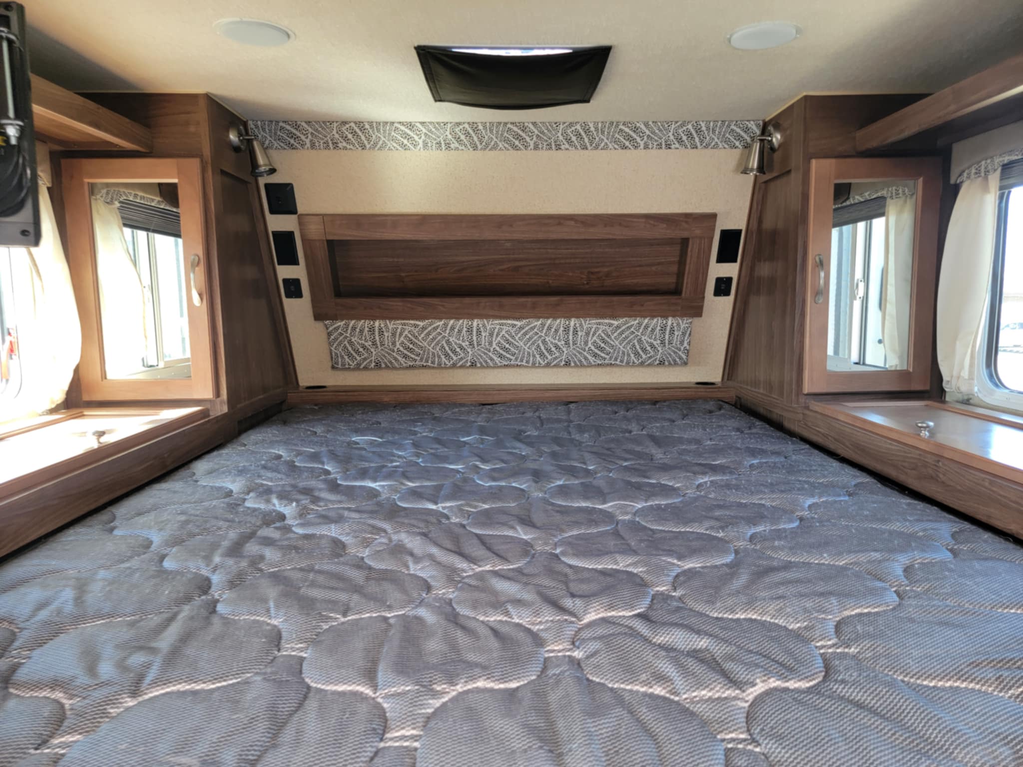 2019 ARCTIC FOX 8-11 TRUCK CAMPER SHORT BOX