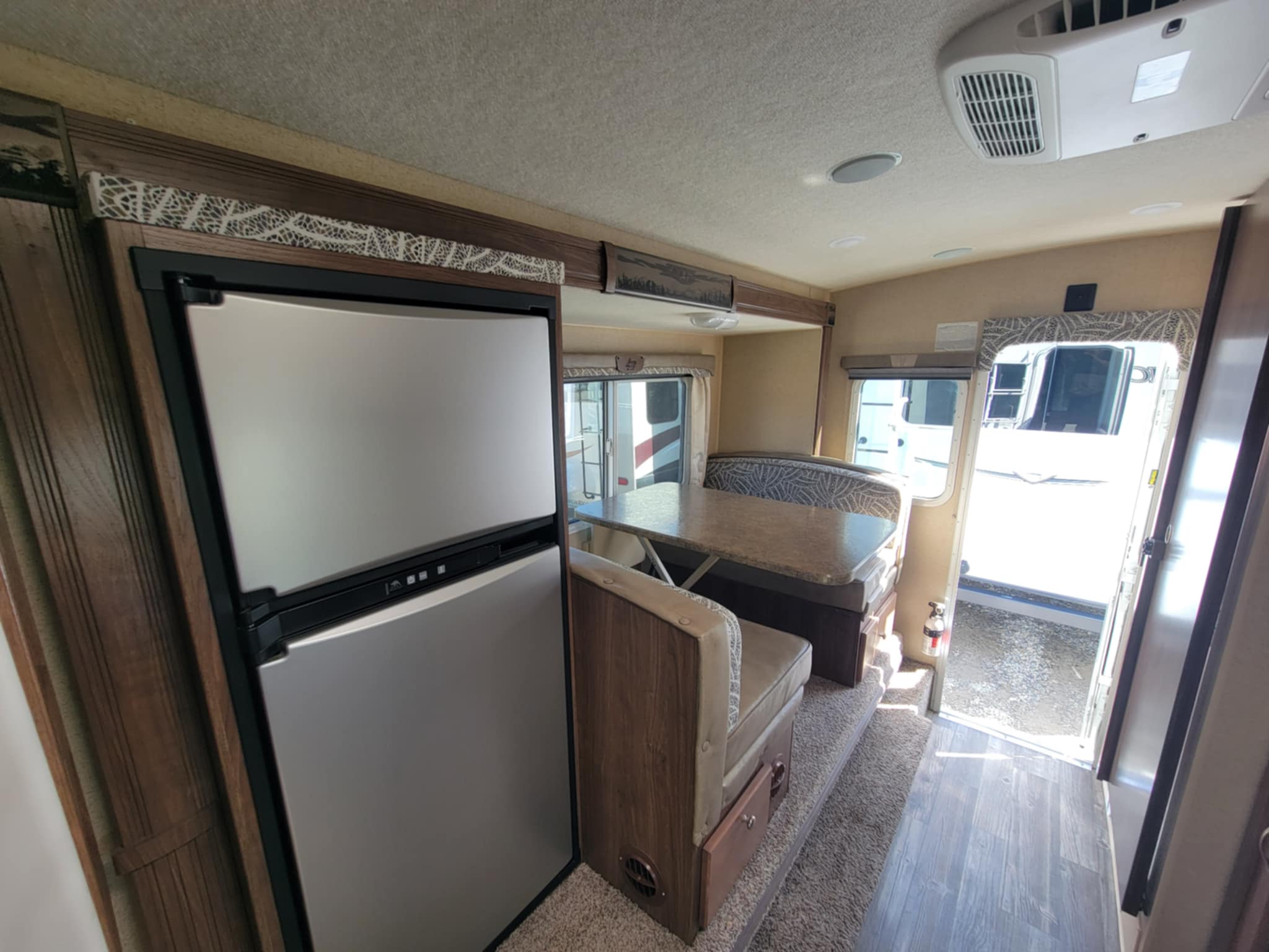 2019 ARCTIC FOX 8-11 TRUCK CAMPER SHORT BOX