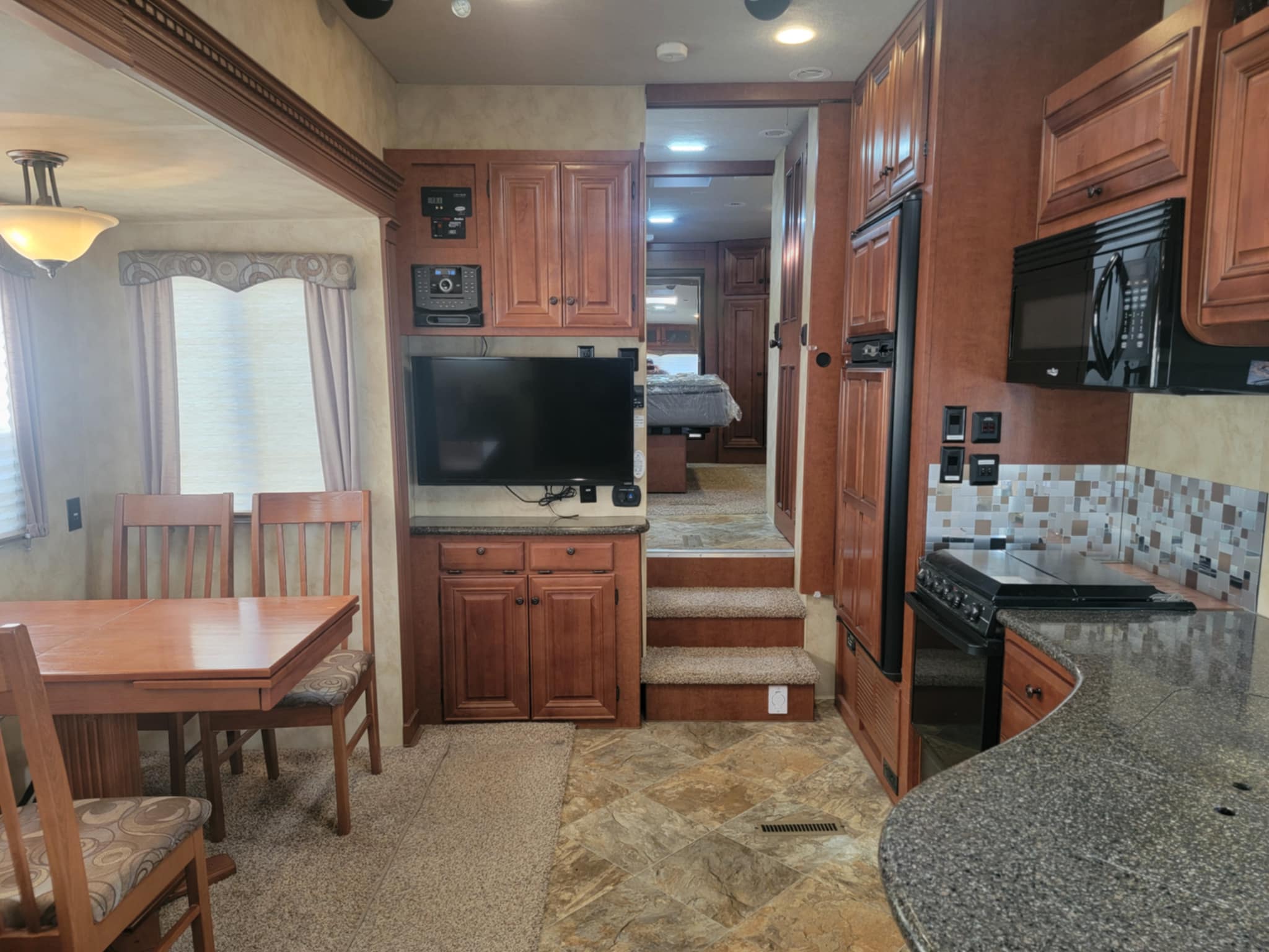 2015 ARCTIC FOX 29-5T FOUR SEASON FIFTH WHEEL