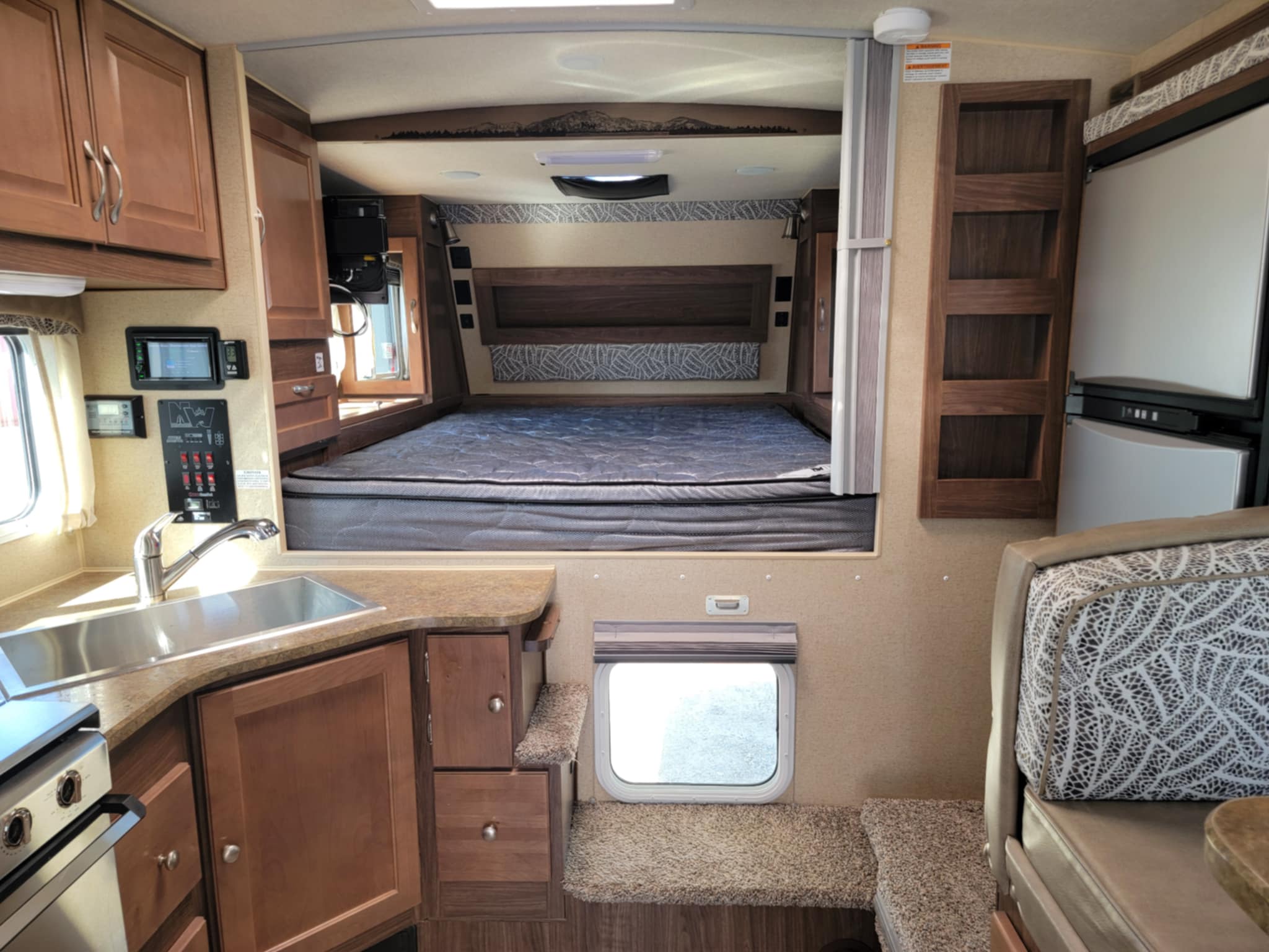 2019 ARCTIC FOX 8-11 TRUCK CAMPER SHORT BOX