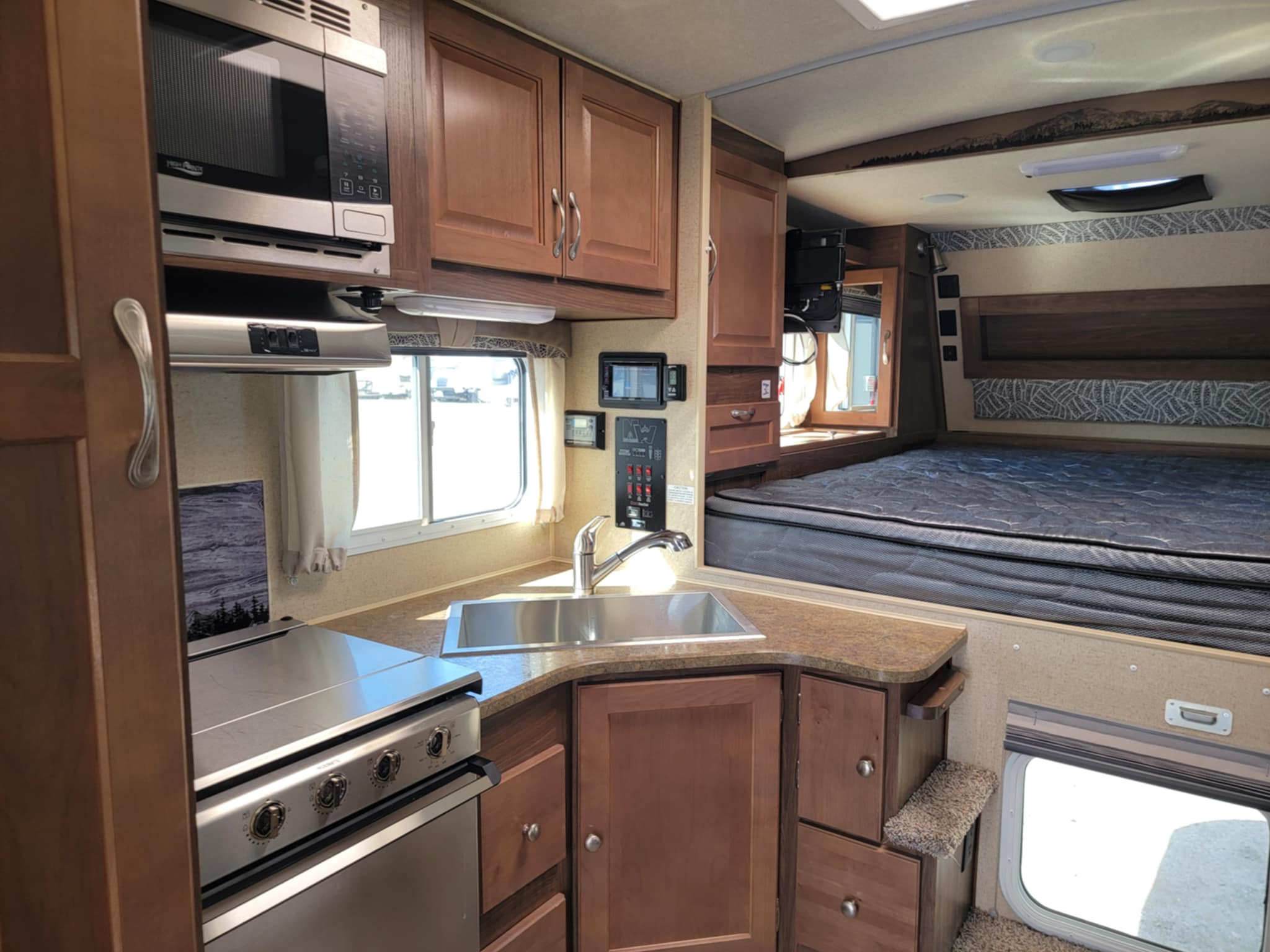 2019 ARCTIC FOX 8-11 TRUCK CAMPER SHORT BOX