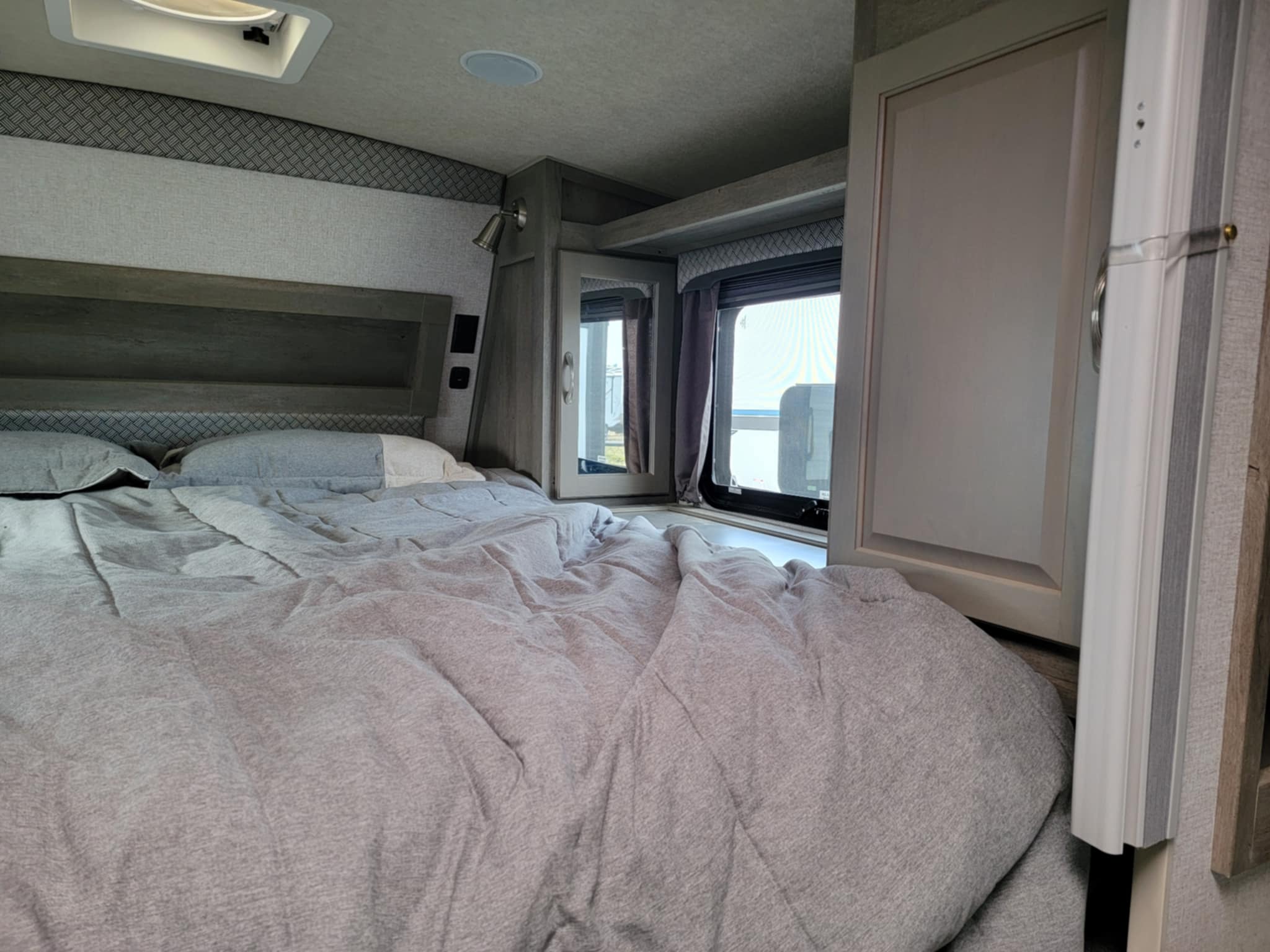 2024 ARCTIC FOX 1150 LONG BOX FOUR SEASON TRUCK CAMPER