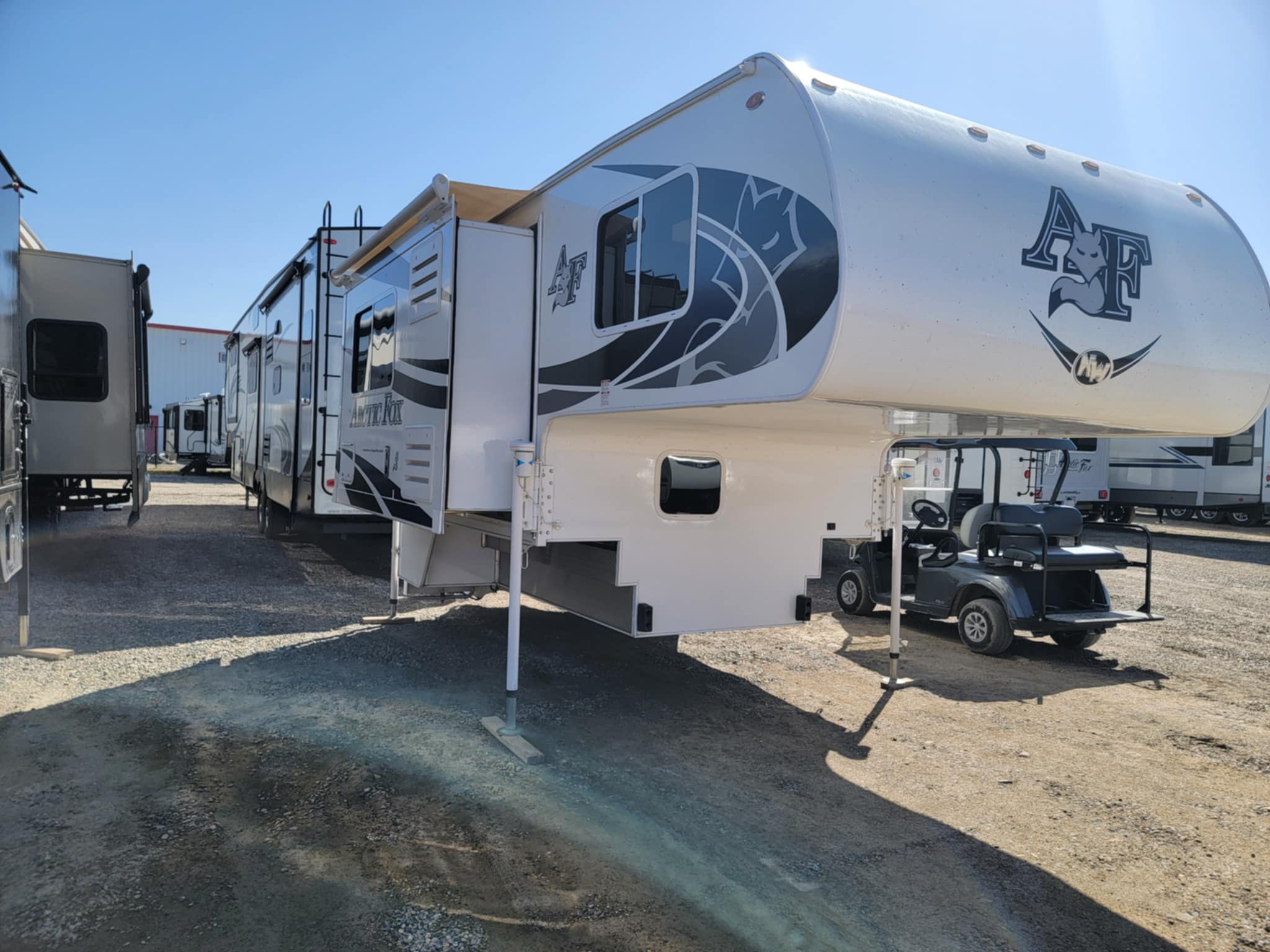 2019 ARCTIC FOX 8-11 TRUCK CAMPER SHORT BOX
