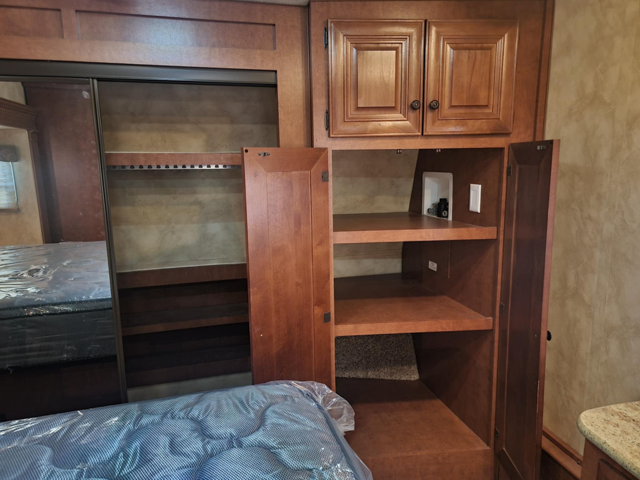 2015 ARCTIC FOX 29-5T FOUR SEASON FIFTH WHEEL