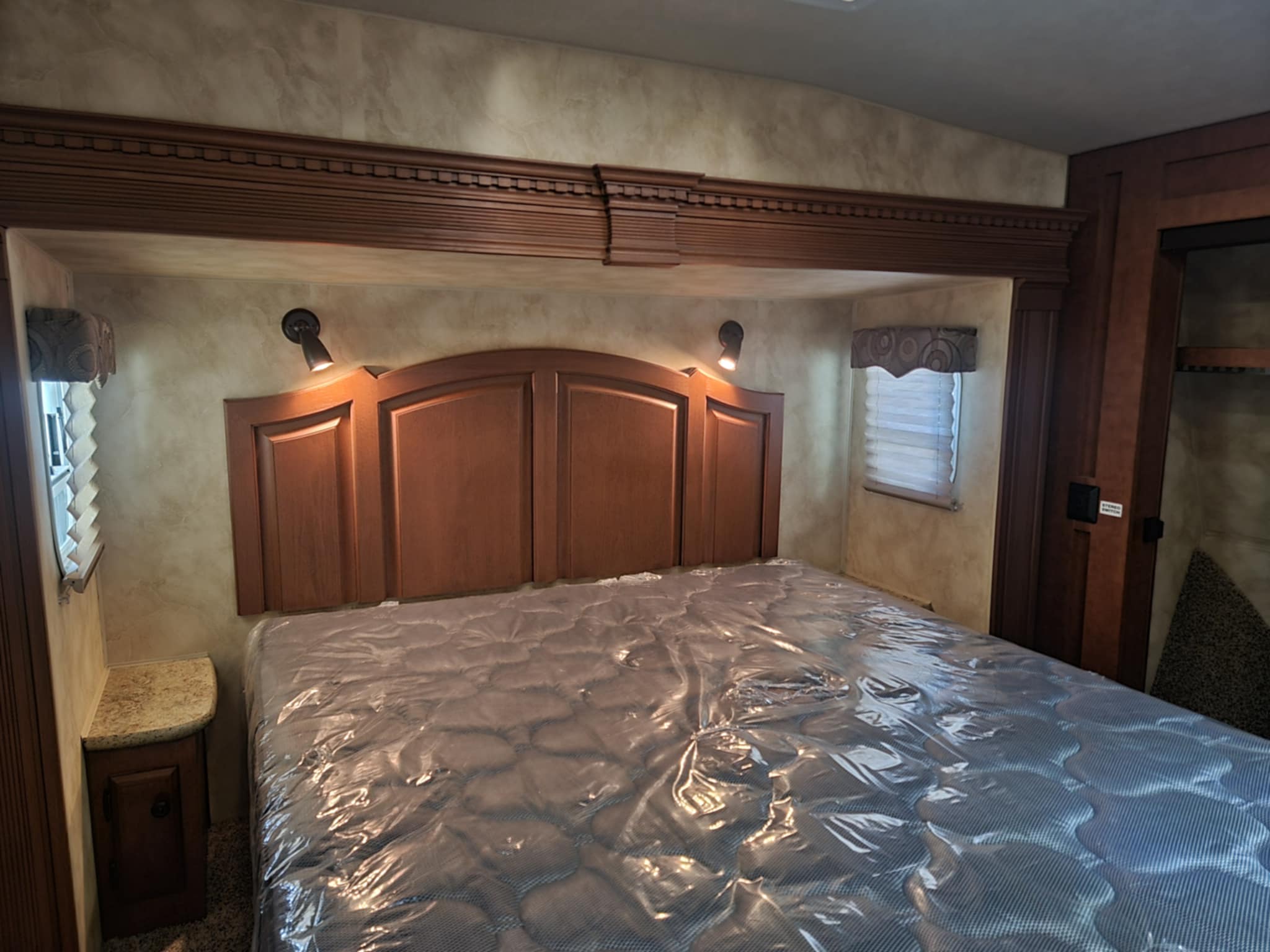 2015 ARCTIC FOX 29-5T FOUR SEASON FIFTH WHEEL
