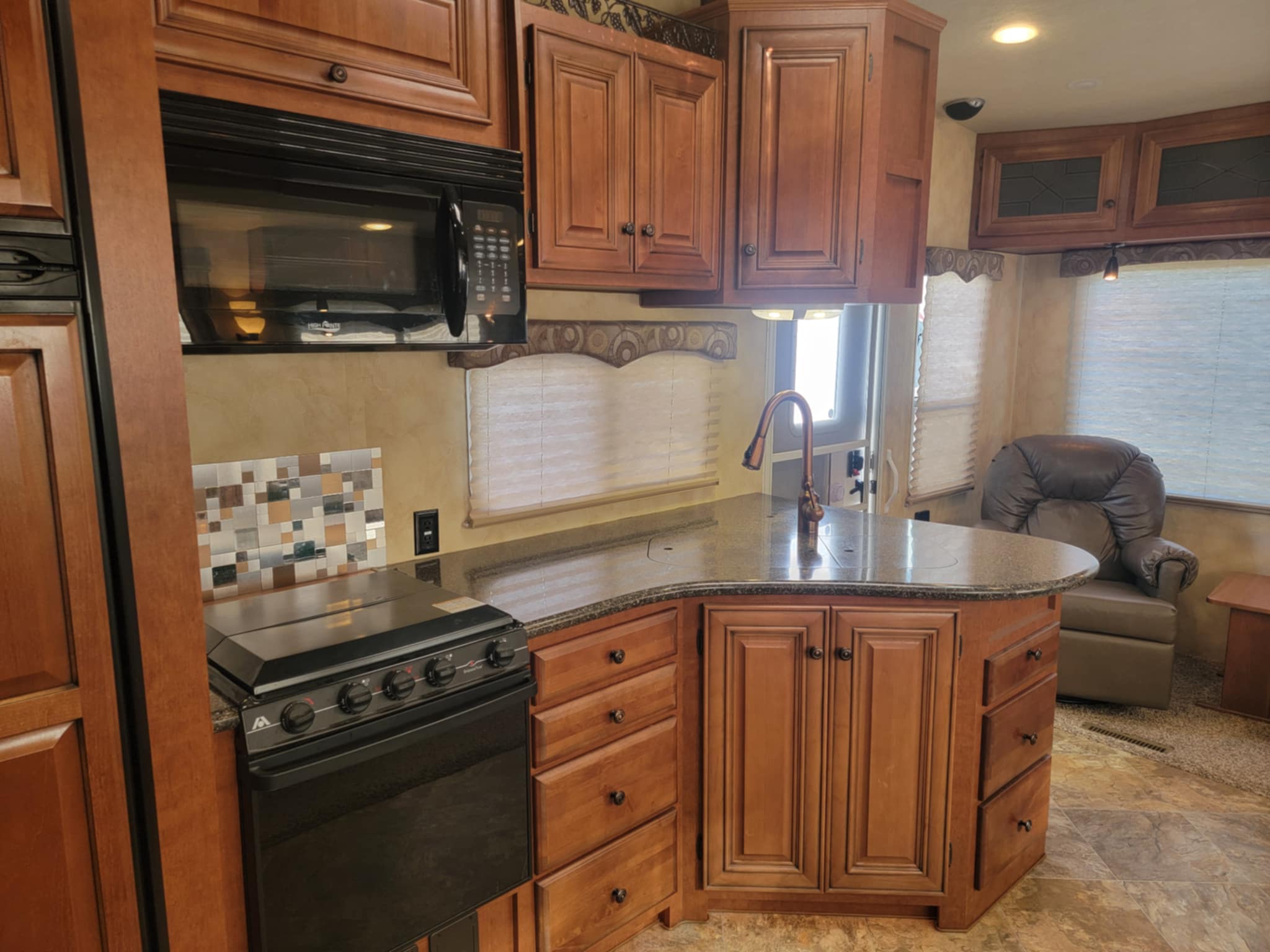 2015 ARCTIC FOX 29-5T FOUR SEASON FIFTH WHEEL