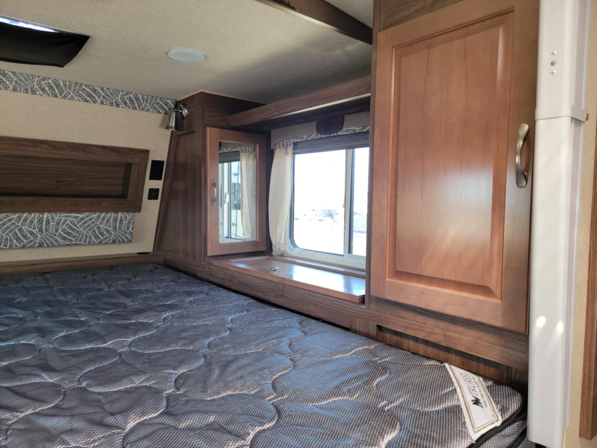 2019 ARCTIC FOX 8-11 TRUCK CAMPER SHORT BOX
