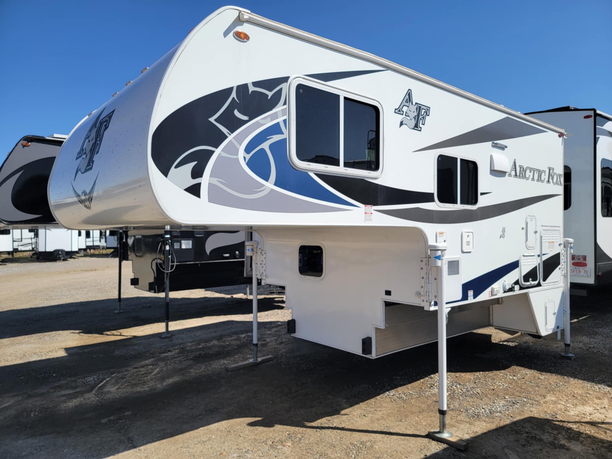 2019 ARCTIC FOX 8-11 TRUCK CAMPER SHORT BOX