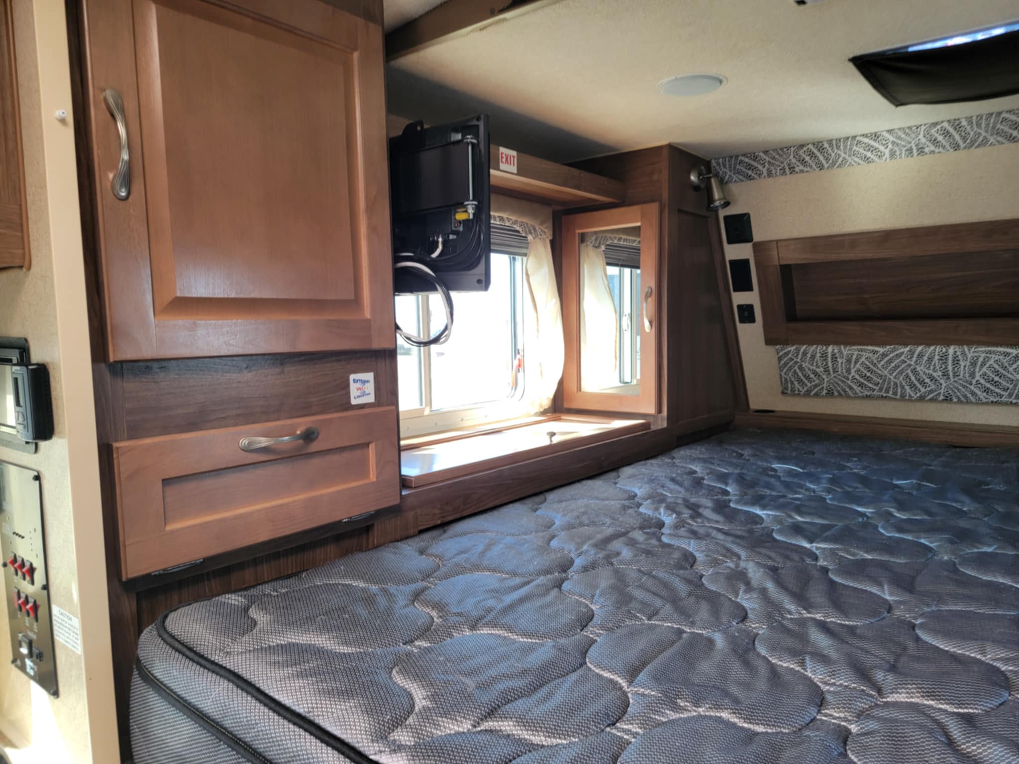 2019 ARCTIC FOX 8-11 TRUCK CAMPER SHORT BOX